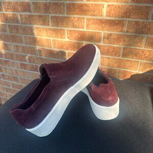 Clarks Layton Rae Women’s Casual Suede Sneaker Size 9